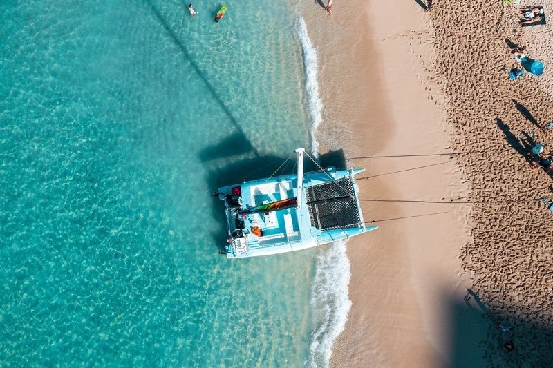 Catamarán en arena